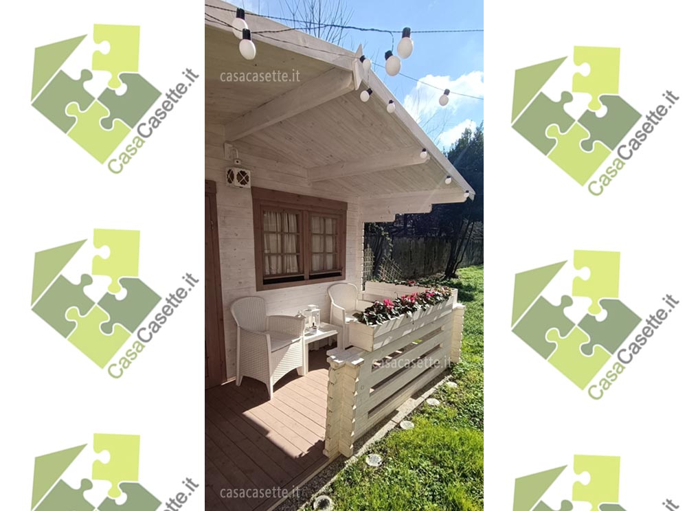 Casetta in legno da giardino decorata per eventi